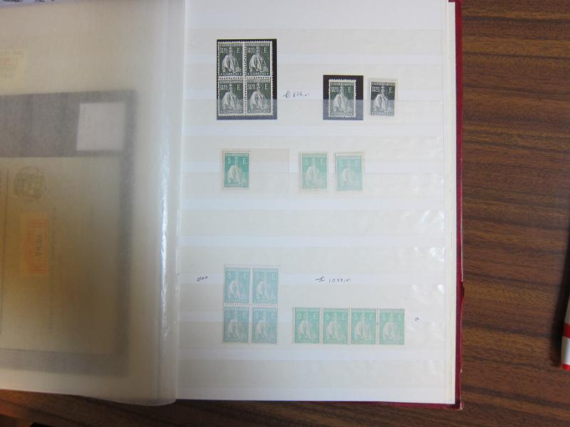 0007 (56).JPG -     Lote:    7      Ceres      Lotes Especiais       Descrição:         1924/26 &mdash; Ceres. Novas taxas e cores. Colecção em classificador, com selos novos e usados, simples e em múltiplos. Série em quadras, Variedades de clichés e erros. Inclui 7 provas e 37 exemplares, entre cartas e postais ilustrados, em todas as taxas, com excepção dos valores de 10E e 20E. 95% dos selos novos em excelente estado sem sinal de charneira. Todas as cartas de grande qualidade e em bom estado de conservação. Acompanham muitos desenhos de autoria de Eduardo Silva. Valor de catálogo dos selos novos de &euro; 32.000,00.        Lote       Valor Base:     &euro; 8.000,00     Valor Venda:     &euro; 8.000,00     